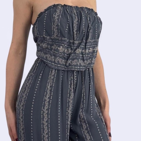 Elegant Strapless Romper in Blue and White - Picture 1 of 8